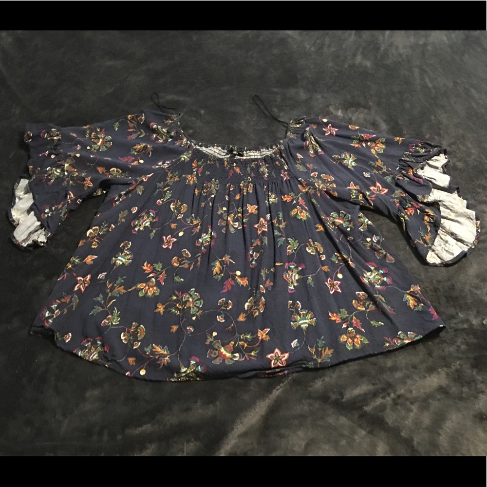 ❗️NWOT❗️Cameo▪️Long Sleeved Off The Shoulder Shirt